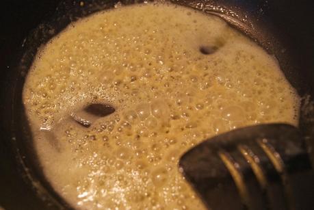 Alcachofas en salsa verde con guisantes