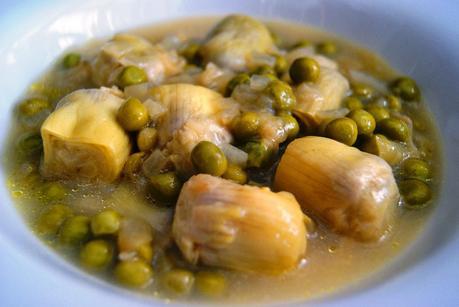 Alcachofas en salsa verde con guisantes