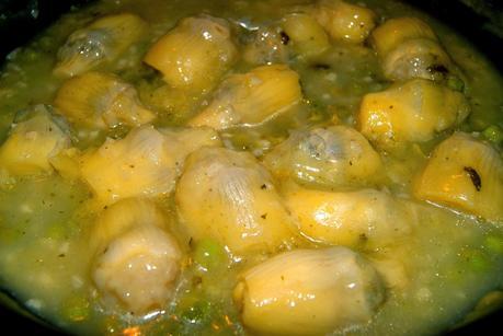 Alcachofas en salsa verde con guisantes