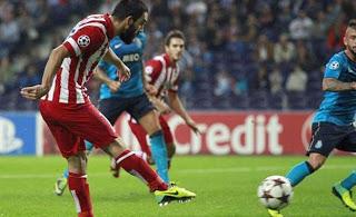 Arda Turan, jugador del Atlético de Madrid, disparando para marcar un gol en jugada de estrategia.