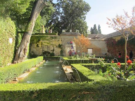 Patio del Ciprés de la Sultana, con fuente central y frondosa vegetación.