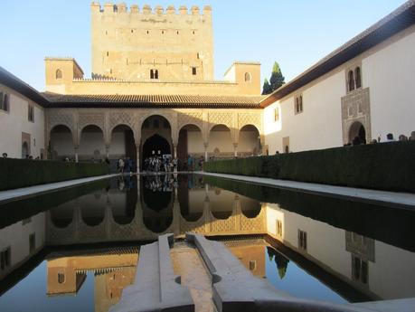 Patio de los Arrayanes, con el Torreón de Comares al fondo.