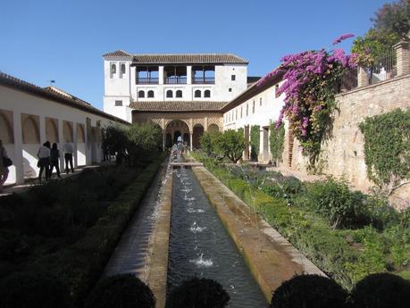 Patio de la Acéquia, con un pórtico de arcos al fondo que da acceso a la Sala Regia.