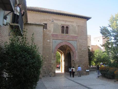 Puerta del Vino, que da acceso a la Plaza de los Aljibes