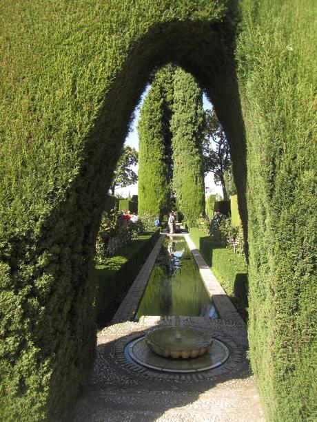Jardines Bajos del Generalife, con pequeños pasillos y fuentes.