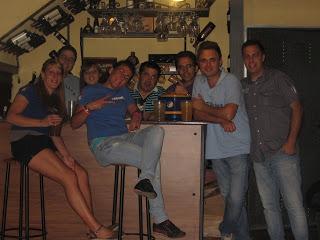 Las peñas se reunen en sus locales antes de ir a la orquesta.