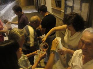 Repartiendo la sangría después de los fuegos artificiales.