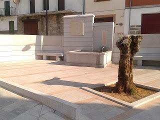 Fuente de la Plaza Salamanca, situada frente al ayuntamiento de Lagunilla
