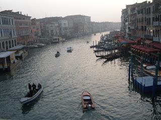 Foto del Gran Canal, tomada desde el Puente Rialto, el más famoso de Venecia.