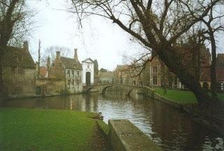 Gran Canal de Brujas, en la antigüedad tuvieron que ser adaptados debido al comercio naval.