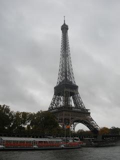 La Torre Eiffel desde un Bateaux Mouche, típico barco de excursiones que se ofrecen a los turistas en París.