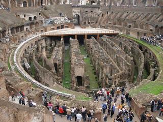 Dentro del Coliseo, debajo de la arena se encontraban las dependencias de los gladiadores y dónde se guardaban las fieras.