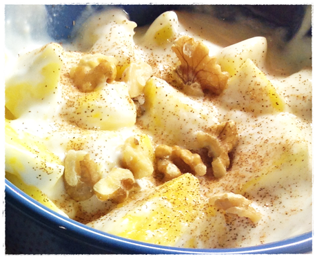 YOGUR CON PIÑA, NUECES Y CANELA