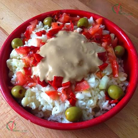 Ensalada de arroz y coliflor con mayonesa de salsa de soja.