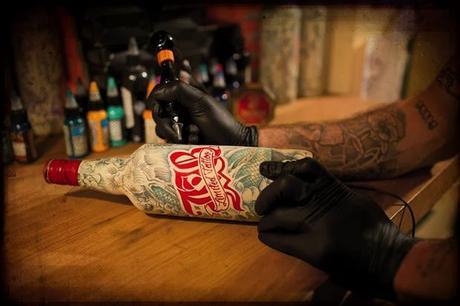 J&B tatúa sus botellas en una edición limitada