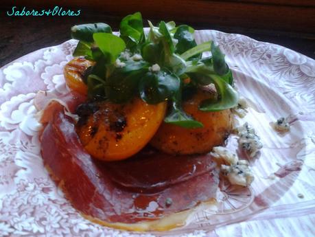 ENSALADA DE JAMÓN CON MELOCOTÓN Y QUESO AZUL