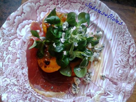 ENSALADA DE JAMÓN CON MELOCOTÓN Y QUESO AZUL