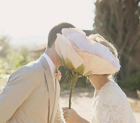 Novios con flor gigante