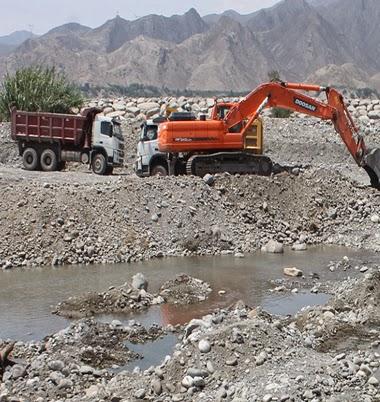Además de labores de descolmatación: CONSTRUYEN DEFENSA RIBEREÑA EN EL RÍO HUAURA…