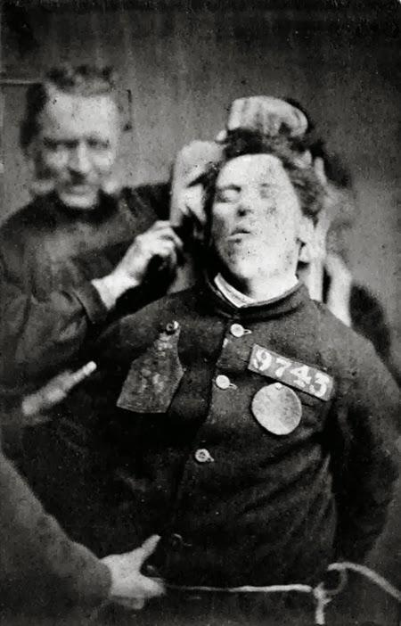 30 Terroríficas fotos de psiquiátricos y asilos del pasado.