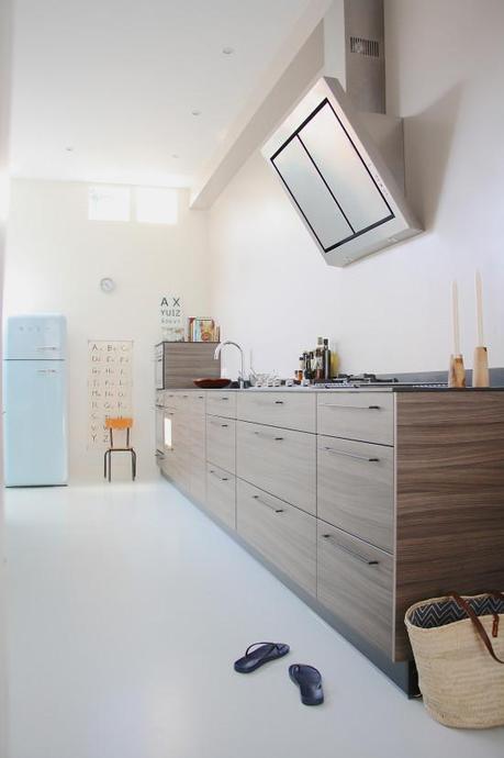 Llenando el mundo de color. Interiores minimalistas en la Haya Llenando el mundo de color. Interiores minimalistas en la Haya