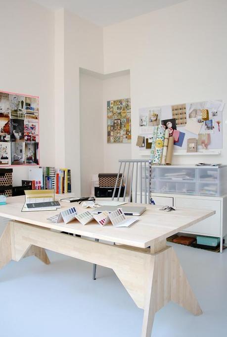 Llenando el mundo de color. Interiores minimalistas en la Haya Llenando el mundo de color. Interiores minimalistas en la Haya