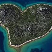 DESDE TIERRA CON AMOR. Paisajes con corazón Isla de Gale Njak, Croacia
