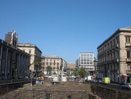 Ruinas de Teatro y Anfiteatro, Catania ha sido arrasada siete veces por la lava del volcán.