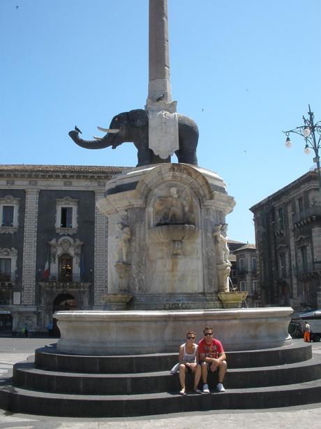 La Fuente del Elefante, Liotru decorado con un obelisco Egipcio y con un insignia de Santa Águeda, patrona de la ciudad de Catania.