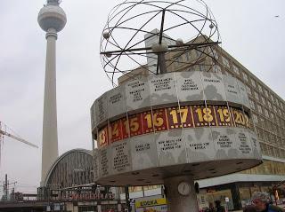Reloj mundial en Alexander Platz, Berlin, Alemania, round the world, La vuelta al mundo de Asun y Ricardo, mundoporlibre.com