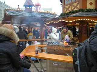 Mercadillo navideño en Alexander Platz, Berlin, Alemania, round the world, La vuelta al mundo de Asun y Ricardo, mundoporlibre.com
