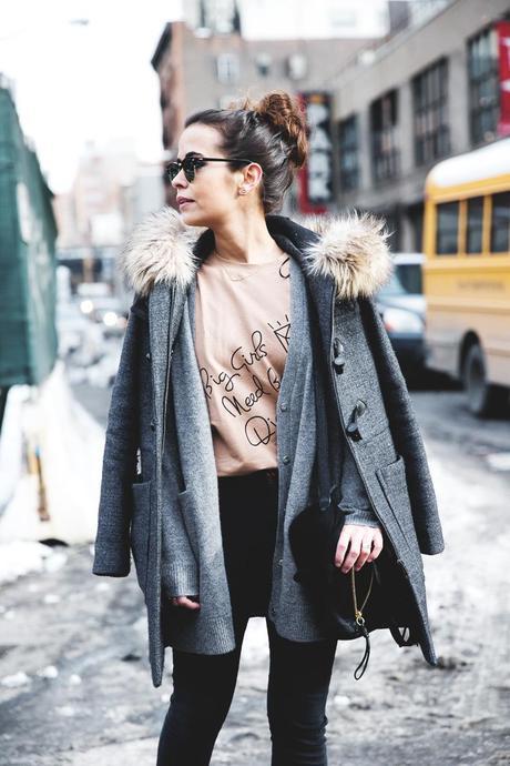 Sarenza-Sneakers-Jeans-Cardigan-Outfit-Street_Style-NYFW-14