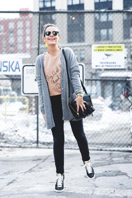 Sarenza-Sneakers-Jeans-Cardigan-Outfit-Street_Style-NYFW-22