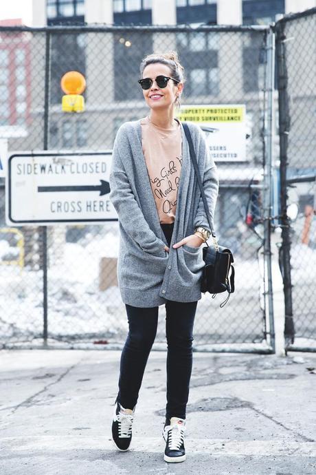 Sarenza-Sneakers-Jeans-Cardigan-Outfit-Street_Style-NYFW-24