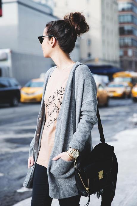 Sarenza-Sneakers-Jeans-Cardigan-Outfit-Street_Style-NYFW-