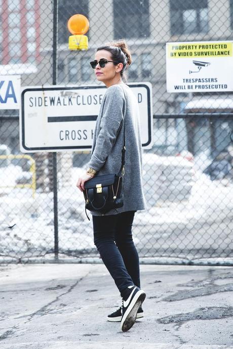 Sarenza-Sneakers-Jeans-Cardigan-Outfit-Street_Style-NYFW-23