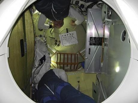 ¿Le ocurre algo a los ojos si no hay gravedad? tomando agudeza visual en el espacio