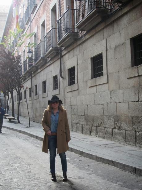 LOOK307-14.2.20148:30STAR TURN : CAMEL COATPREPARING CASE...