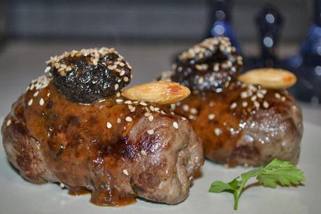 Involtini di vitello rellenos de alcachofas y almendras en salsa de ciruelas