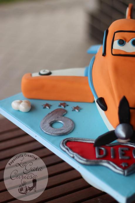 TARTA FONDANT DUSTY DE AVIONES PARA DIEGO