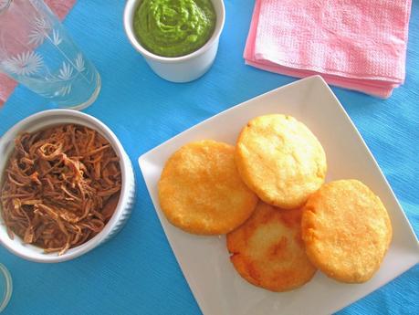 Arepas de carne mechada con guasacaca