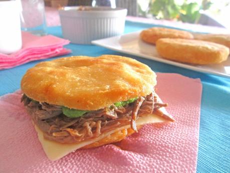 Arepas de carne mechada con guasacaca