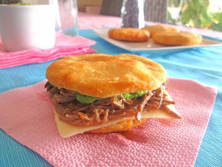 Arepas de carne mechada con guasacaca