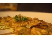 Brocheta pollo curry salziki alioli albahaca