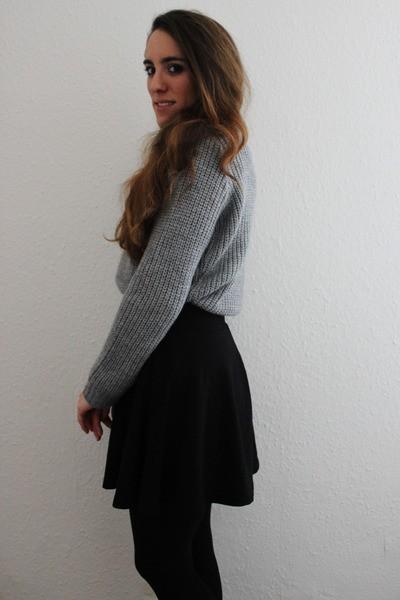 Outfit in grey, black and white