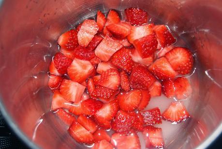 Panacota o Panna cotta de Chocolate Blanco con Coulis de Fresas Panacota o Panna cotta de Chocolate Blanco con Coulis de Fresas