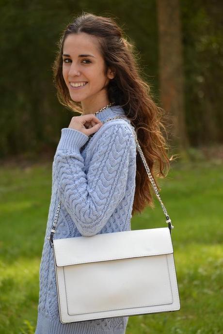 Light blue bolso blanco
