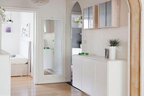 sistemas de almacenaje en decoración estilo nórdico escandinavo decoración en blanco Cómo crear espacio extra de almacenaje en casa cómo crear espacio extra de almacenaje blog estilo nórdico blog diseño decoración de interiores armarios empotrados estanterías baldas zapateros vitrinas Aprovechar las zonas de paso para almacenaje 