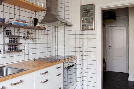 sistemas de almacenaje en decoración estilo nórdico escandinavo decoración en blanco Cómo crear espacio extra de almacenaje en casa cómo crear espacio extra de almacenaje blog estilo nórdico blog diseño decoración de interiores armarios empotrados estanterías baldas zapateros vitrinas Aprovechar las zonas de paso para almacenaje 