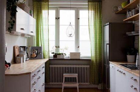 sistemas de almacenaje en decoración estilo nórdico escandinavo decoración en blanco Cómo crear espacio extra de almacenaje en casa cómo crear espacio extra de almacenaje blog estilo nórdico blog diseño decoración de interiores armarios empotrados estanterías baldas zapateros vitrinas Aprovechar las zonas de paso para almacenaje 